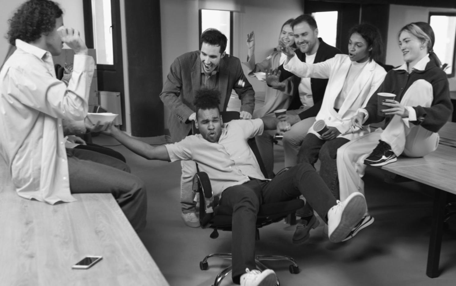 Arbeitsplatz mit Finanzanalyse und Forschungsmaterialien