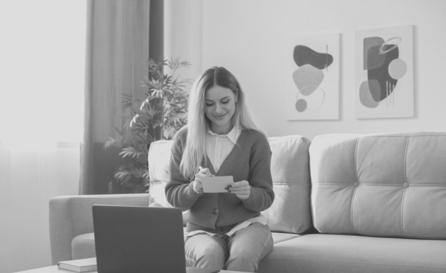 Moderne Arbeitsumgebung für Finanzforschung mit Laptop und Analysewerkzeugen