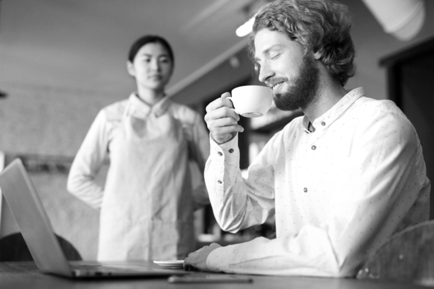 Modernes Forschungsteam bei der Analyse von Finanzdaten